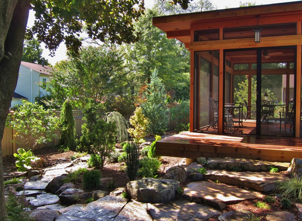 Cette photo montre un petit porche d'entrée de maison arrière asiatique avec une moustiquaire et des pavés en pierre naturelle.
