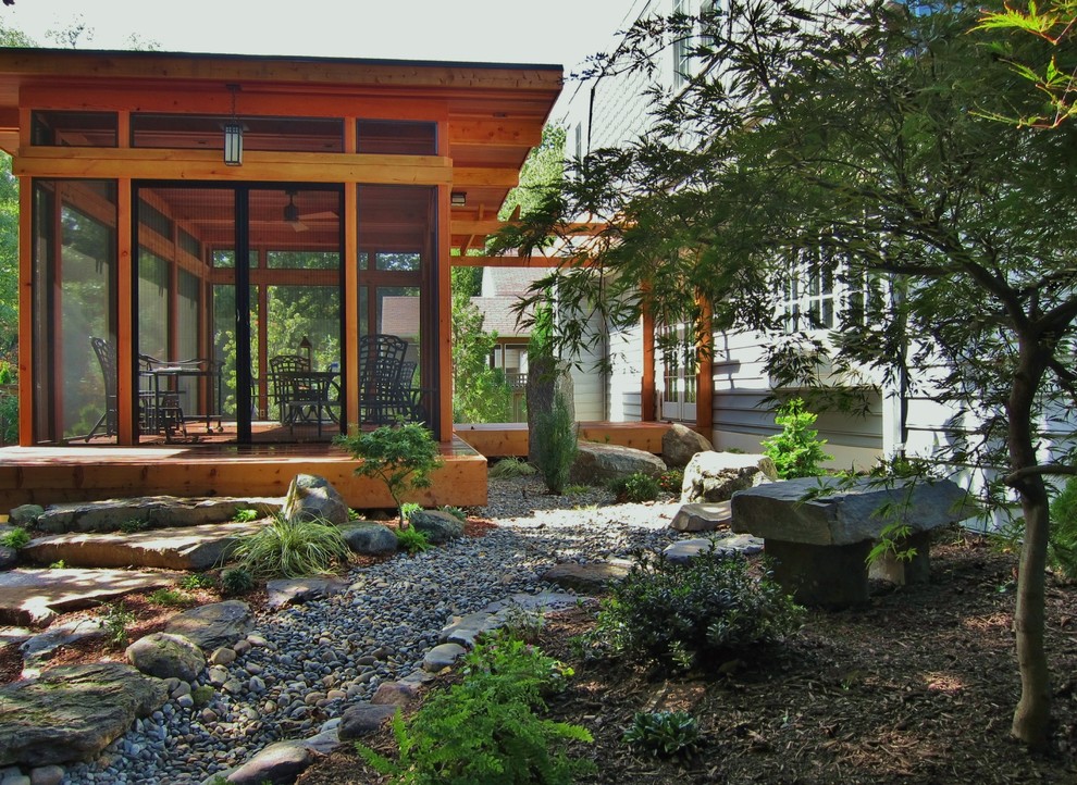 Cette image montre un petit porche d'entrée de maison arrière asiatique avec une moustiquaire et une terrasse en bois.