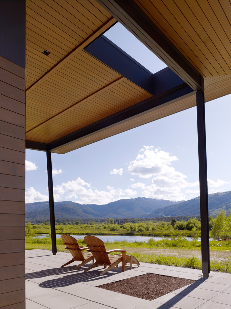 Immagine di un portico minimalista con un tetto a sbalzo