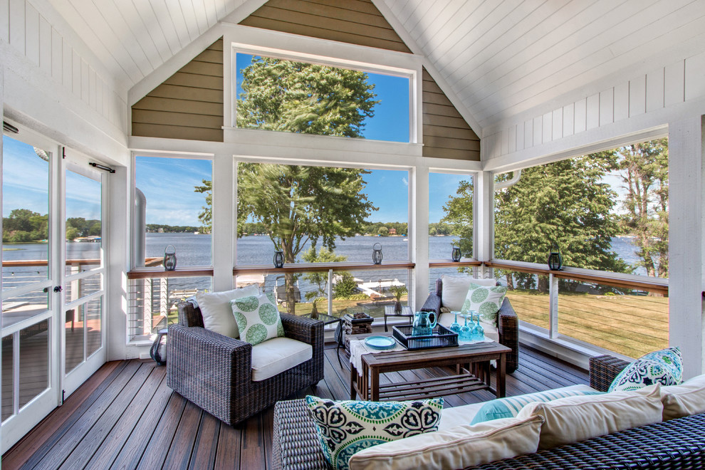 Cette image montre un porche d'entrée de maison marin avec une terrasse en bois et une extension de toiture.