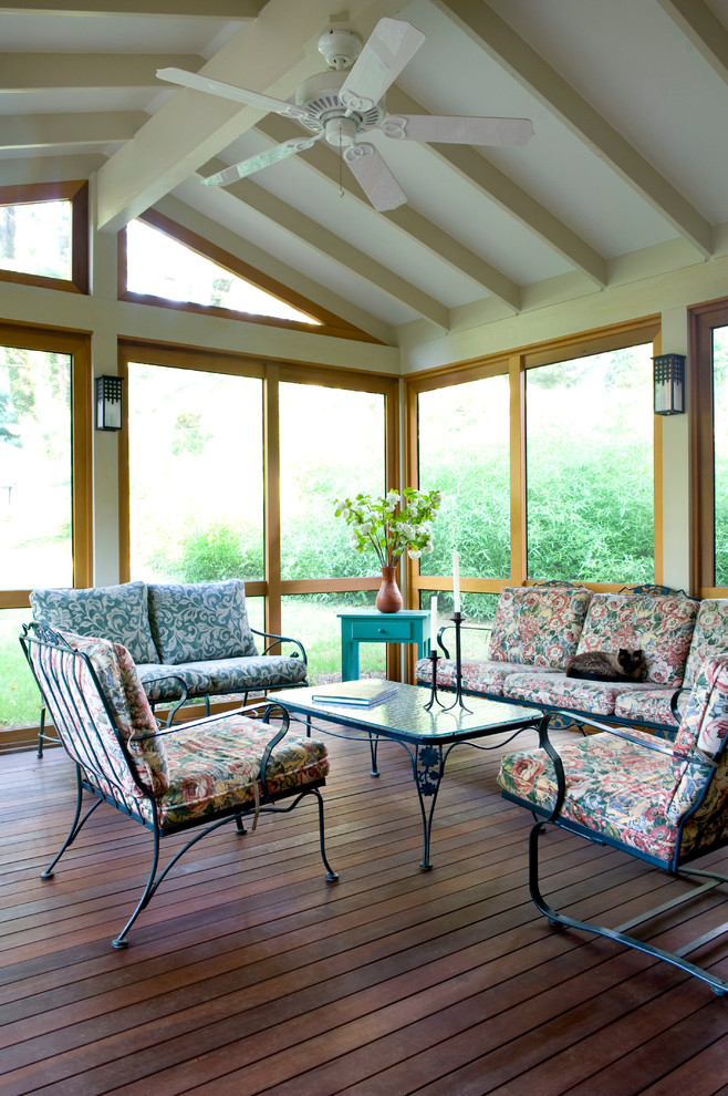 Aménagement d'un porche d'entrée de maison arrière bord de mer de taille moyenne avec une moustiquaire, une terrasse en bois et une extension de toiture.