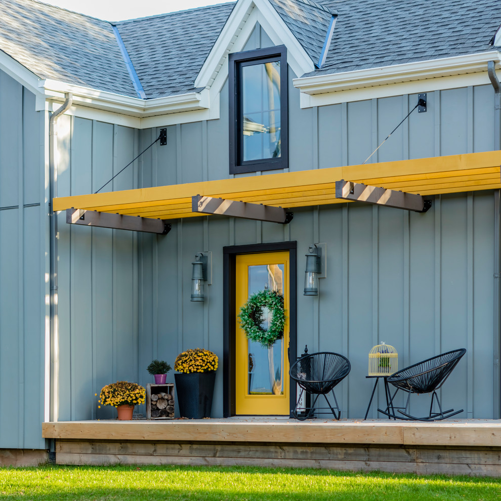 Réalisation d'un porche d'entrée de maison champêtre avec une terrasse en bois et une pergola.