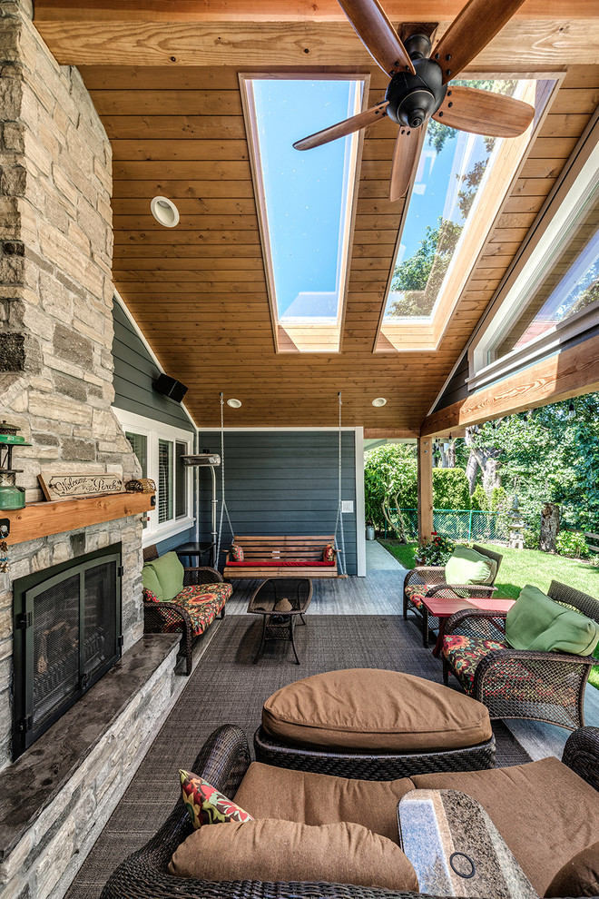 Diseño de terraza de estilo americano de tamaño medio en patio trasero y anexo de casas con brasero