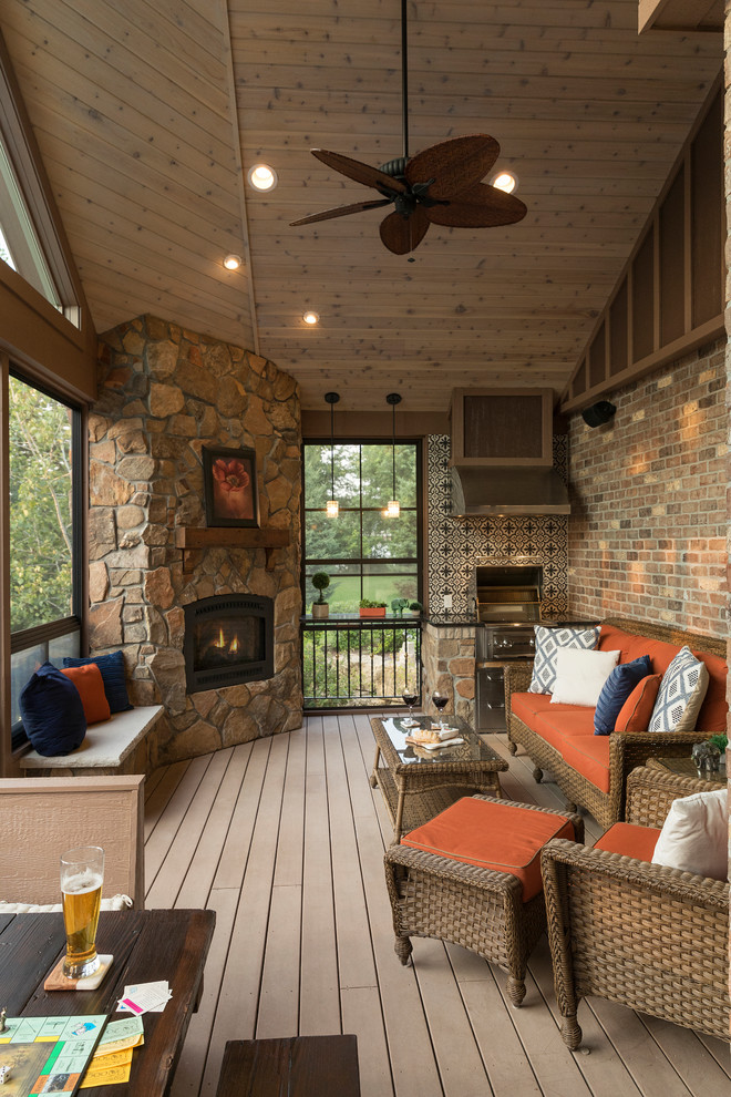 Idée de décoration pour un porche d'entrée de maison tradition avec une moustiquaire, une terrasse en bois et une extension de toiture.