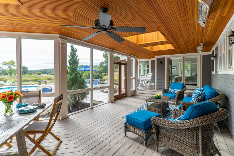Inspiration pour un porche d'entrée de maison arrière marin de taille moyenne avec une extension de toiture, une moustiquaire et une terrasse en bois.