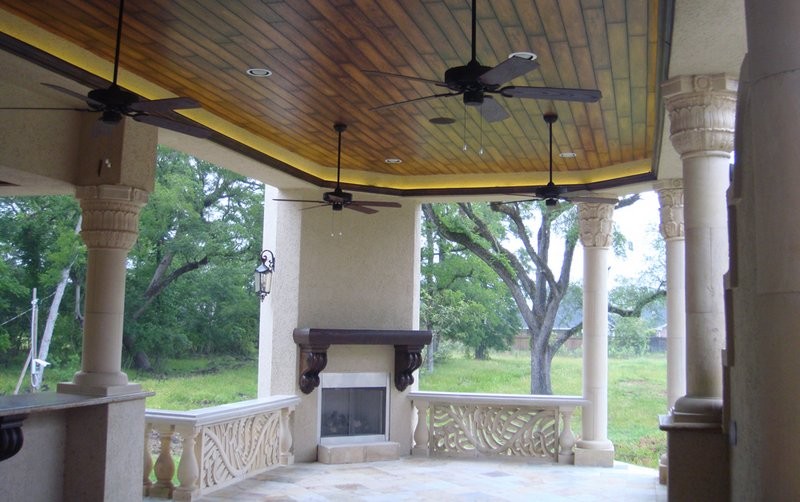 This is an example of a traditional porch design in Phoenix.