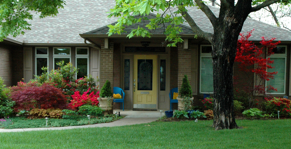 Идея дизайна: маленькая веранда на переднем дворе в классическом стиле с мощением тротуарной плиткой и навесом для на участке и в саду