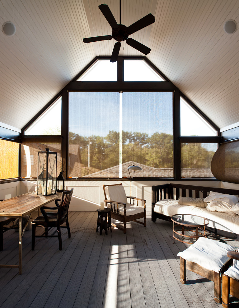 Aménagement d'un porche d'entrée de maison classique avec une terrasse en bois, une extension de toiture et tous types de couvertures.