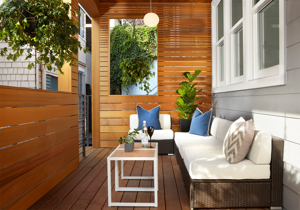 Источник вдохновения для домашнего уюта: балкон и лоджия в стиле неоклассика (современная классика) с забором