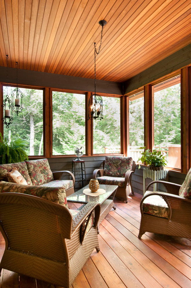 Inspiration för en rustik veranda, med trädäck och takförlängning