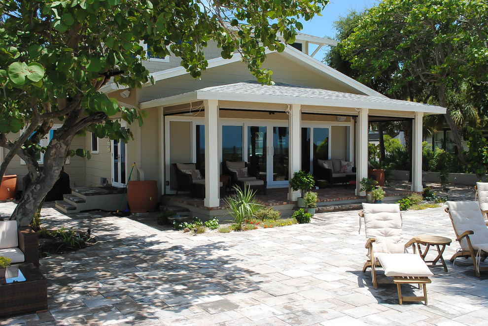 Diseño de terraza clásica de tamaño medio en patio trasero y anexo de casas