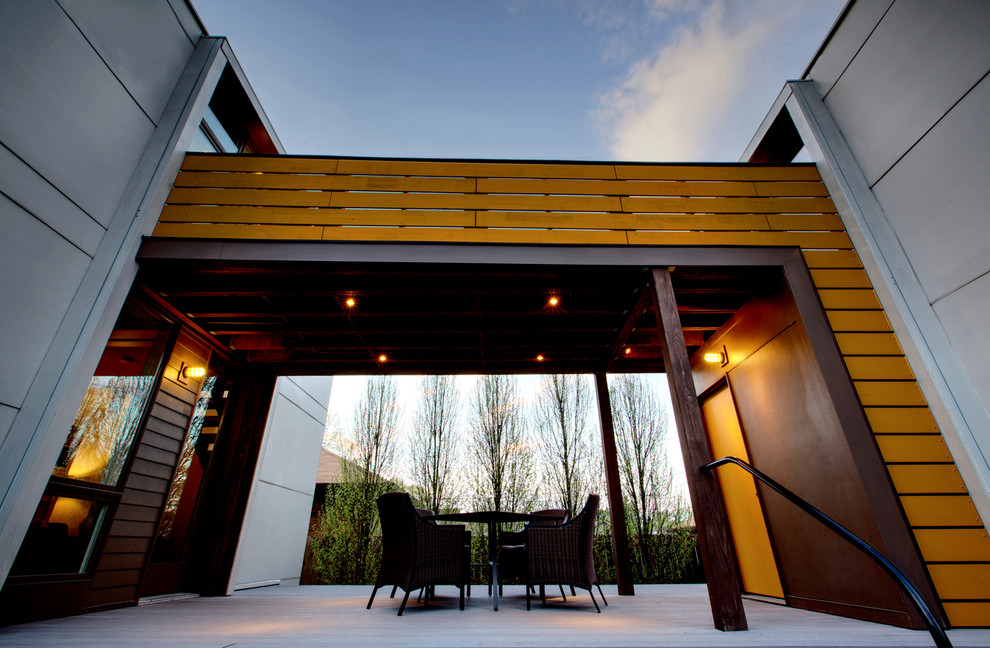 Idee per un portico moderno di medie dimensioni e dietro casa con pedane e una pergola