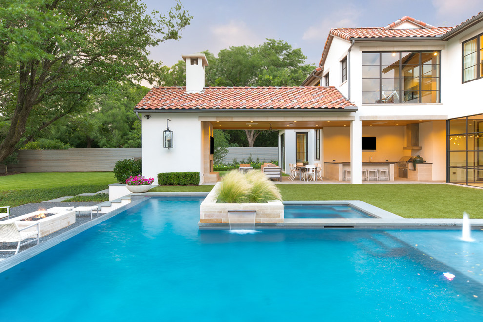 Foto de terraza mediterránea extra grande en patio trasero y anexo de casas con cocina exterior y adoquines de piedra natural