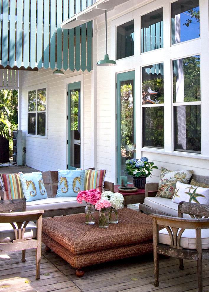 Inspiration for a tropical porch remodel in Orlando with decking