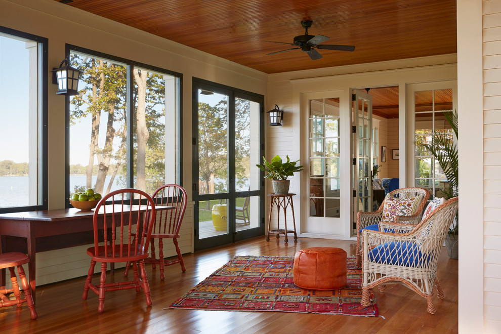 Inspiration pour un porche d'entrée de maison latéral traditionnel avec une moustiquaire et une extension de toiture.
