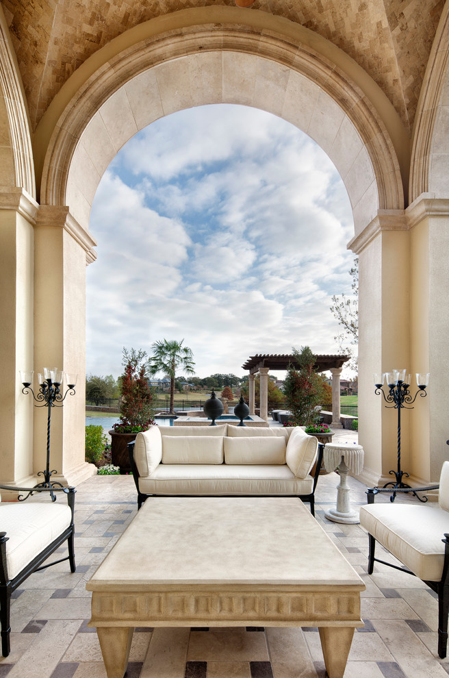 Стильный дизайн: огромная веранда на заднем дворе в средиземноморском стиле с навесом и фонтаном - последний тренд