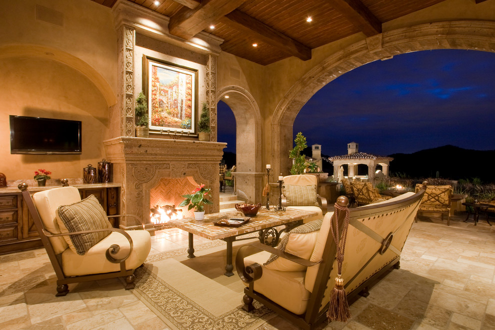 Exemple d'un très grand porche d'entrée de maison méditerranéen avec un foyer extérieur, du carrelage et une extension de toiture.
