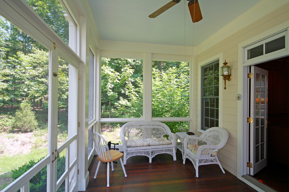 Idée de décoration pour un porche d'entrée de maison tradition de taille moyenne.