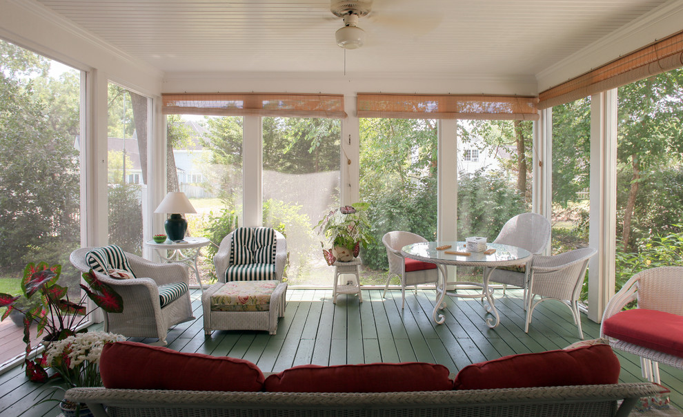 Idée de décoration pour un porche d'entrée de maison tradition avec une moustiquaire, une terrasse en bois et une extension de toiture.