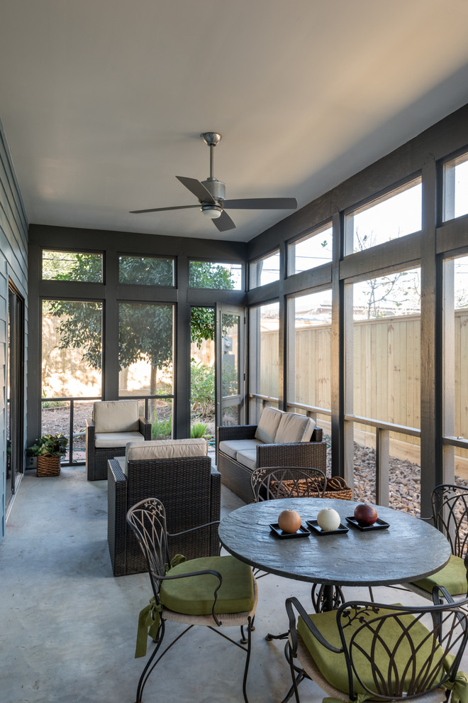 Mittelgroße, Verglaste Moderne Veranda neben dem Haus mit Betonplatten in Houston