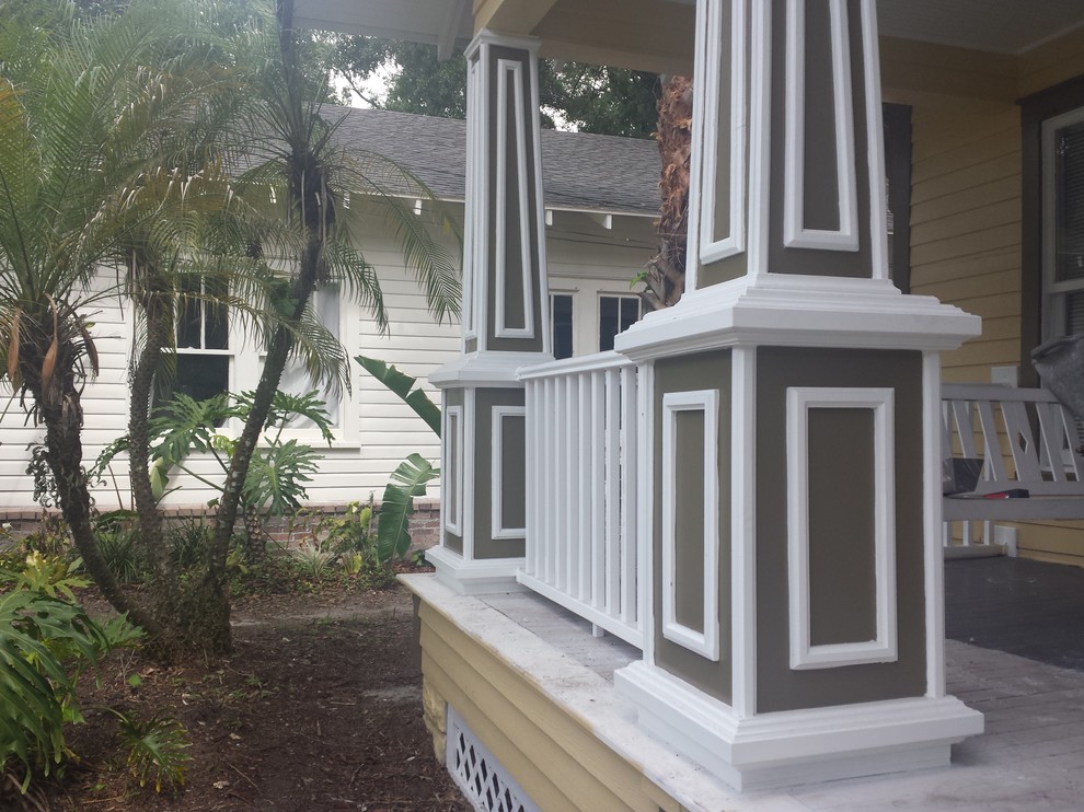 This is an example of a mid-sized craftsman front porch design in Orlando with decking.