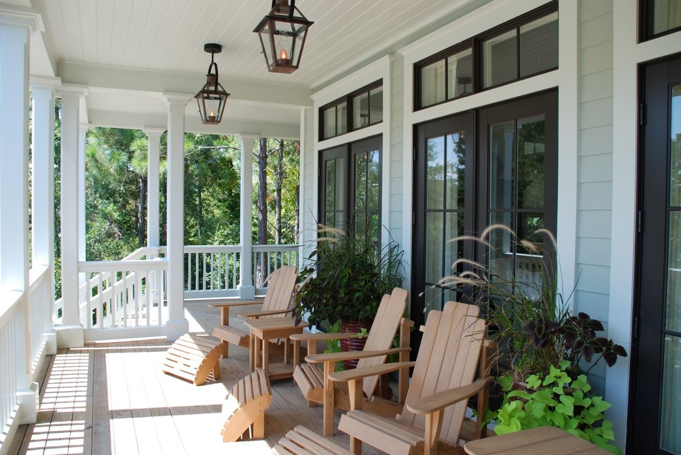 Idée de décoration pour un porche d'entrée de maison tradition avec une terrasse en bois.