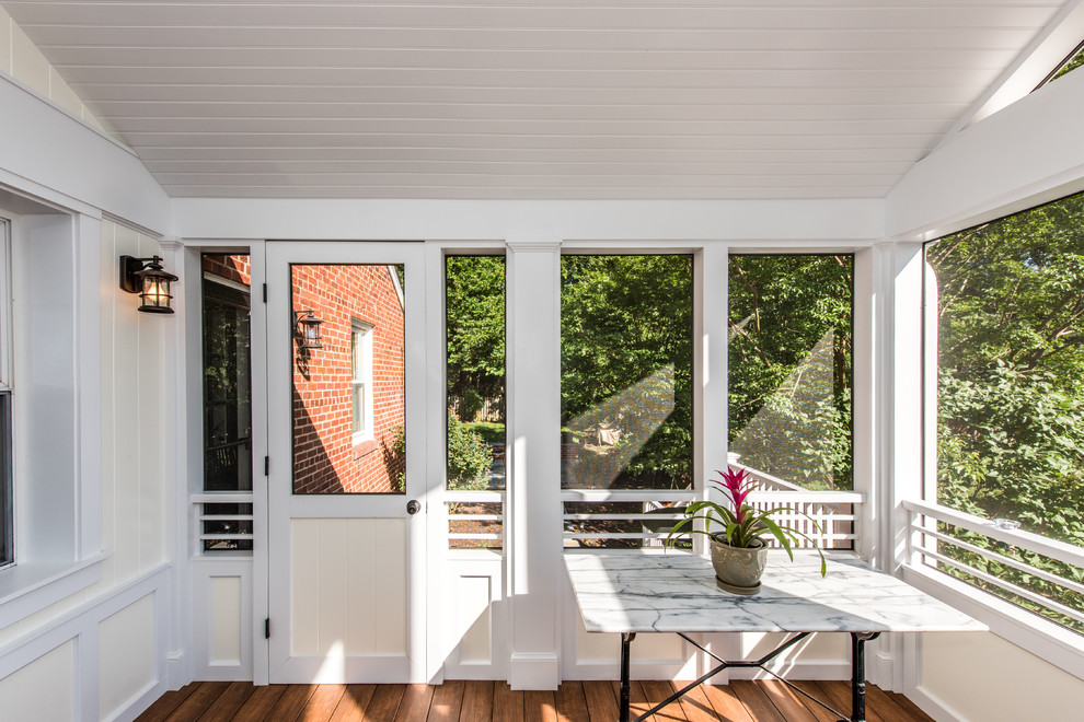 Idées déco pour un porche d'entrée de maison arrière contemporain de taille moyenne avec une moustiquaire et une extension de toiture.