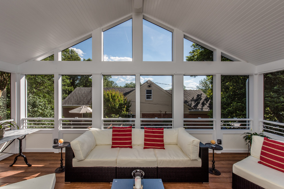 Idées déco pour un porche d'entrée de maison arrière contemporain de taille moyenne avec une moustiquaire, des pavés en béton et une extension de toiture.