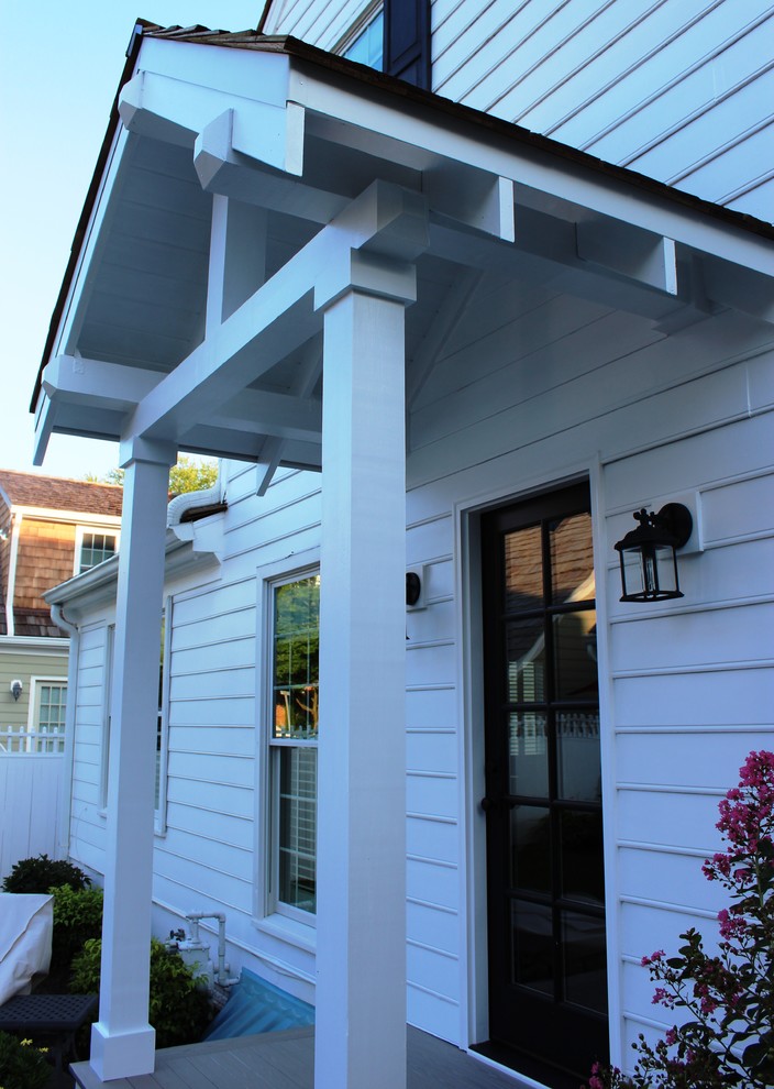 Immagine di un piccolo portico classico dietro casa con un tetto a sbalzo