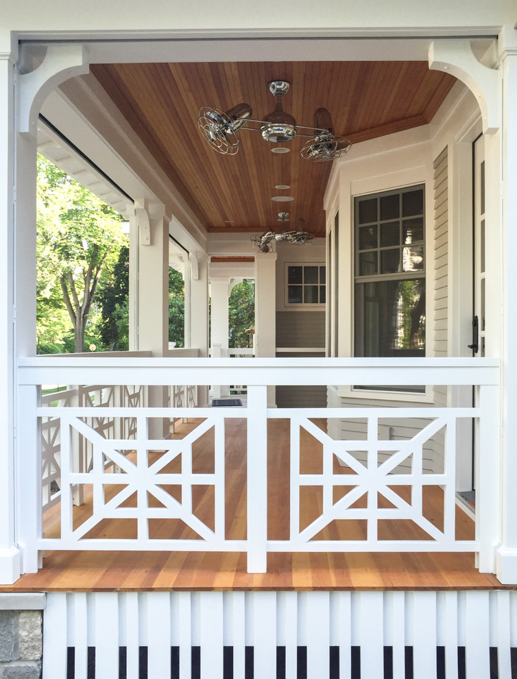 Cette photo montre un porche d'entrée de maison avant craftsman de taille moyenne avec une moustiquaire, des pavés en pierre naturelle et une extension de toiture.