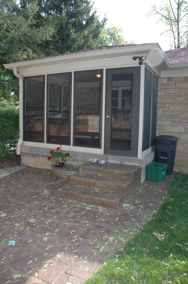 Design ideas for a midcentury veranda in Indianapolis.