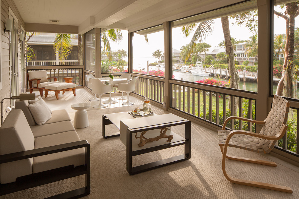 Imagen de porche cerrado tropical en anexo de casas