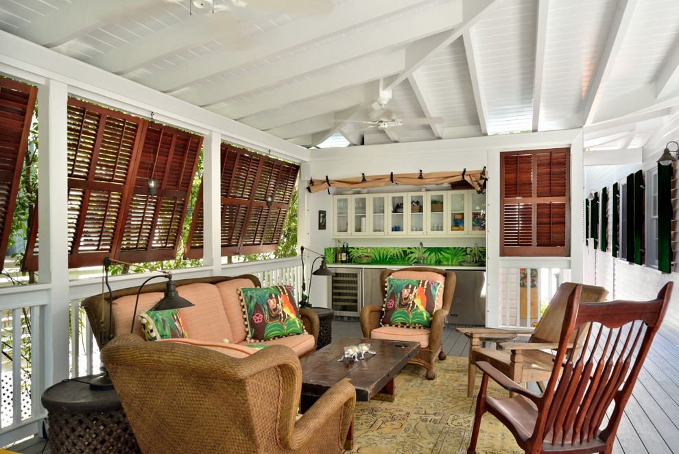 Inspiration pour un porche d'entrée de maison ethnique de taille moyenne avec une terrasse en bois et une extension de toiture.