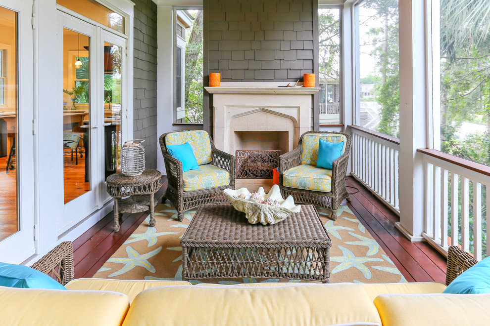 Cette photo montre un porche d'entrée de maison bord de mer avec une terrasse en bois, une moustiquaire et tous types de couvertures.