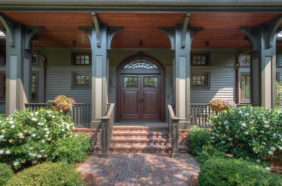 Foto di un grande portico tradizionale davanti casa con pavimentazioni in mattoni