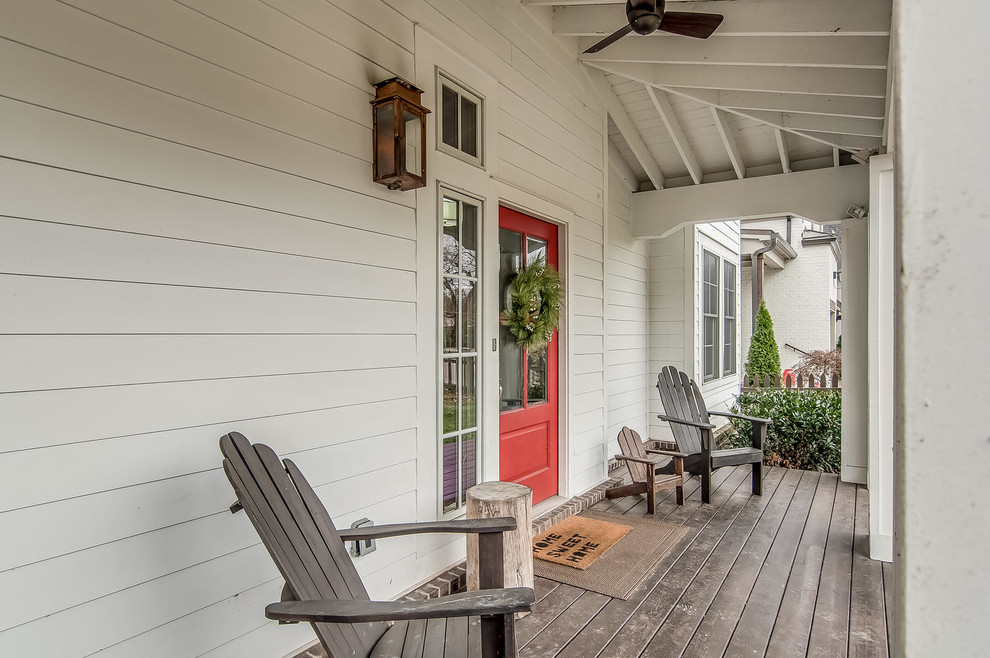 Réalisation d'un porche d'entrée de maison avant champêtre avec une terrasse en bois et une extension de toiture.