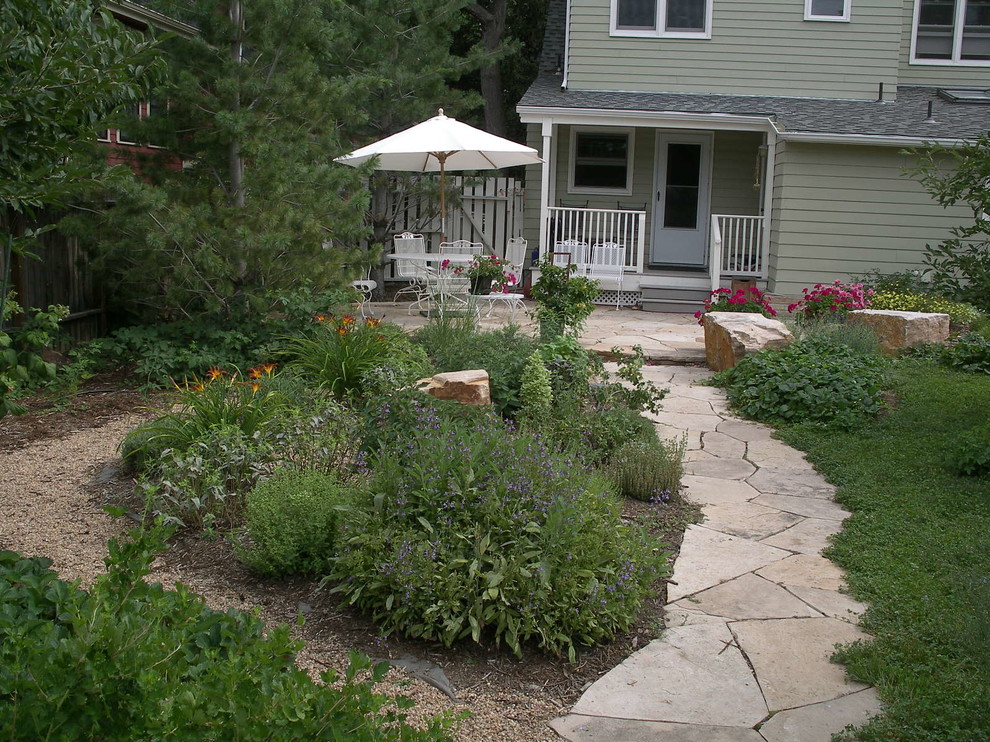 Mittelgroßer Klassischer Gemüsegarten hinter dem Haus mit Natursteinplatten in Denver