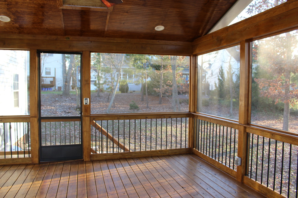 Bild på en mellanstor rustik innätad veranda på baksidan av huset, med trädäck