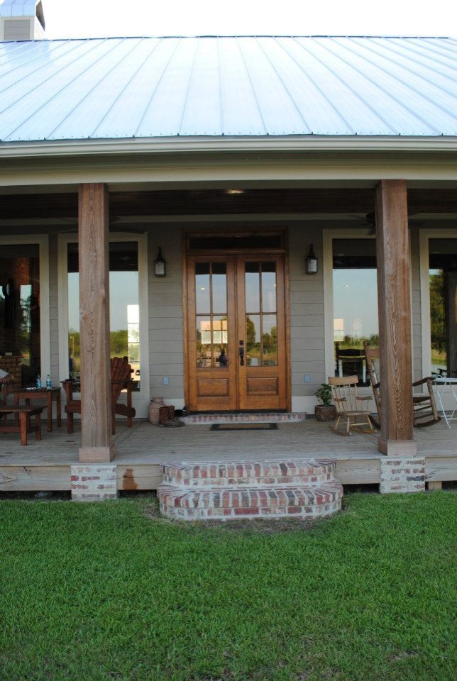 Mid-sized farmhouse front porch idea in New Orleans