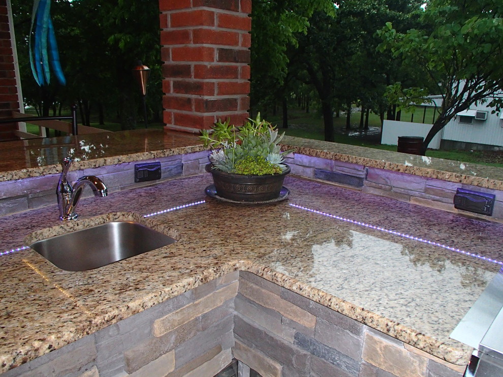 Ejemplo de terraza actual de tamaño medio en patio trasero con cocina exterior
