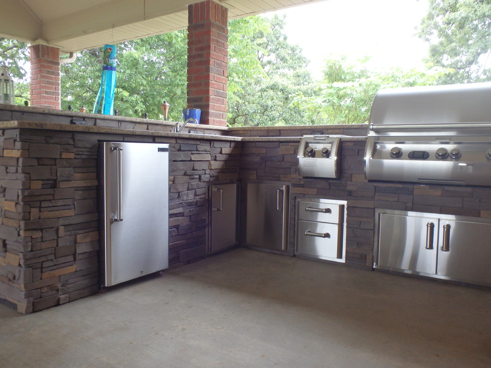 На фото: веранда среднего размера на заднем дворе в современном стиле с летней кухней с
