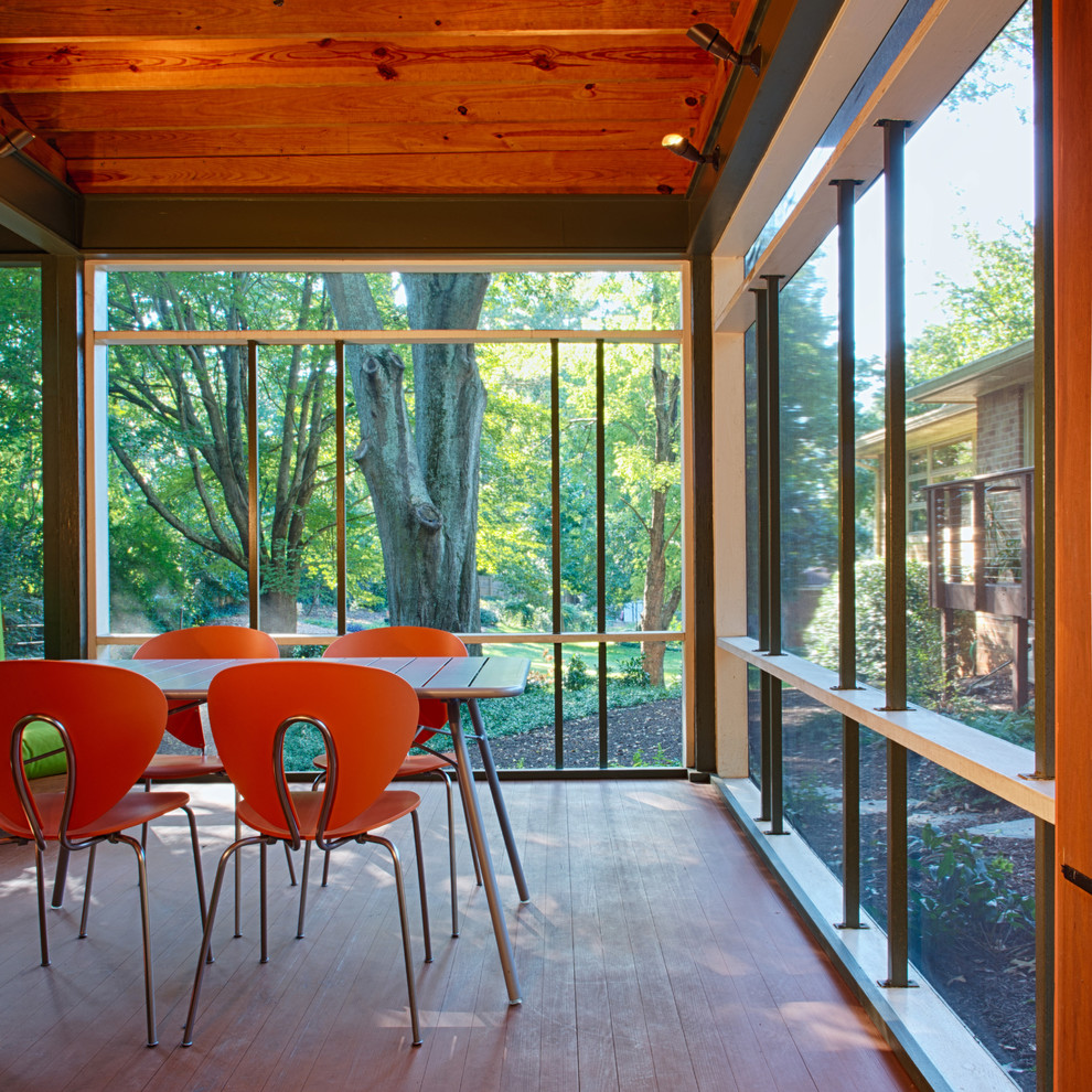Réalisation d'un porche d'entrée de maison arrière design de taille moyenne avec une extension de toiture, une moustiquaire et une terrasse en bois.