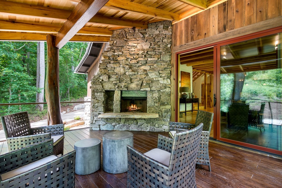 Idées déco pour un porche d'entrée de maison avant contemporain de taille moyenne avec une moustiquaire, une terrasse en bois et une extension de toiture.
