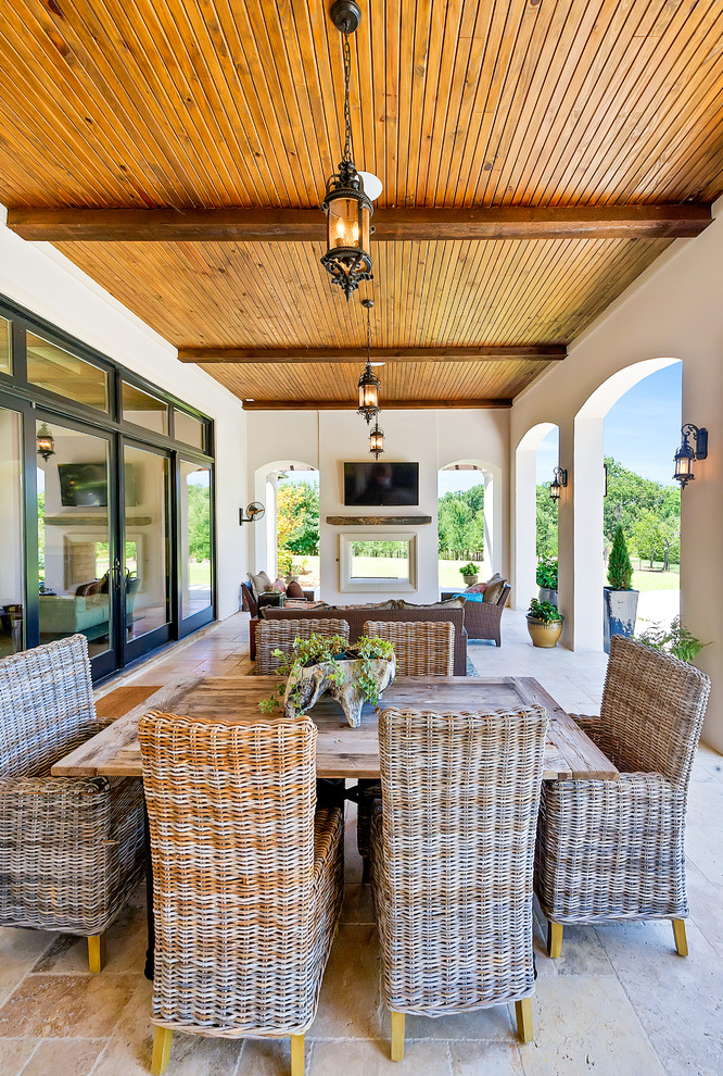 Inspiration pour un porche d'entrée de maison arrière méditerranéen avec des pavés en pierre naturelle et une extension de toiture.
