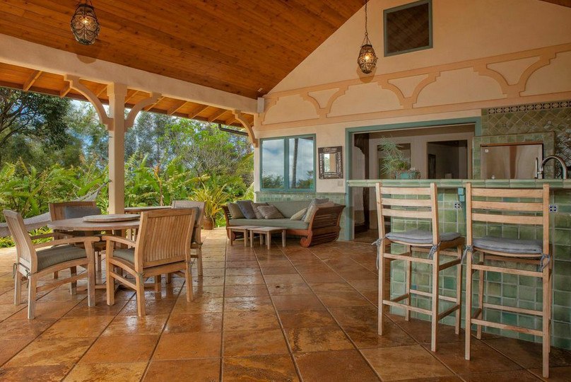 Exemple d'un porche d'entrée de maison arrière bord de mer de taille moyenne avec une cuisine d'été, du carrelage et une extension de toiture.