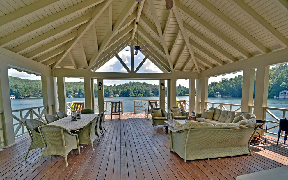 Inspiration pour un porche d'entrée de maison traditionnel avec une terrasse en bois.