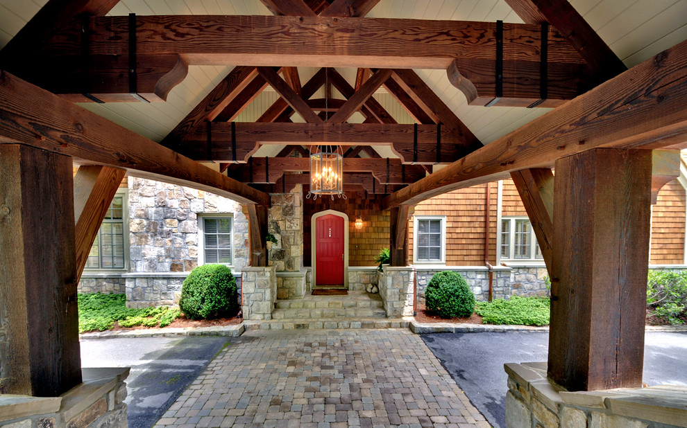 Foto di un portico tradizionale con pavimentazioni in pietra naturale e un tetto a sbalzo
