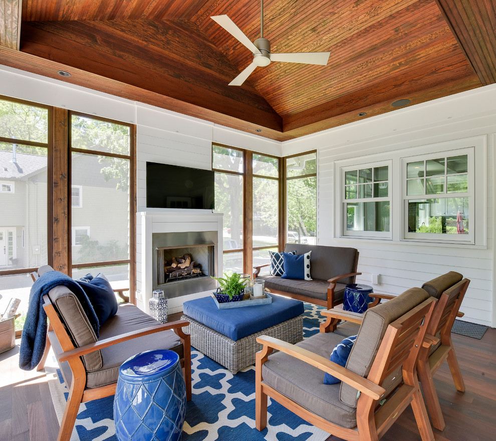 Inspiration pour un porche d'entrée de maison latéral marin de taille moyenne avec une moustiquaire, une terrasse en bois et une extension de toiture.