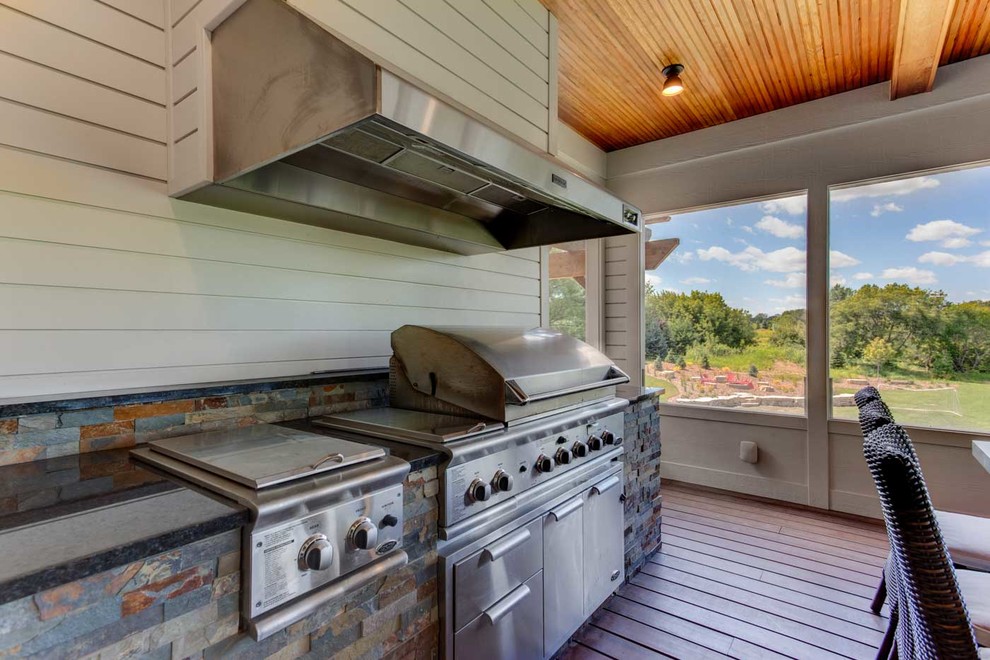 Aménagement d'un grand porche d'entrée de maison arrière contemporain avec une cuisine d'été, une terrasse en bois et une extension de toiture.