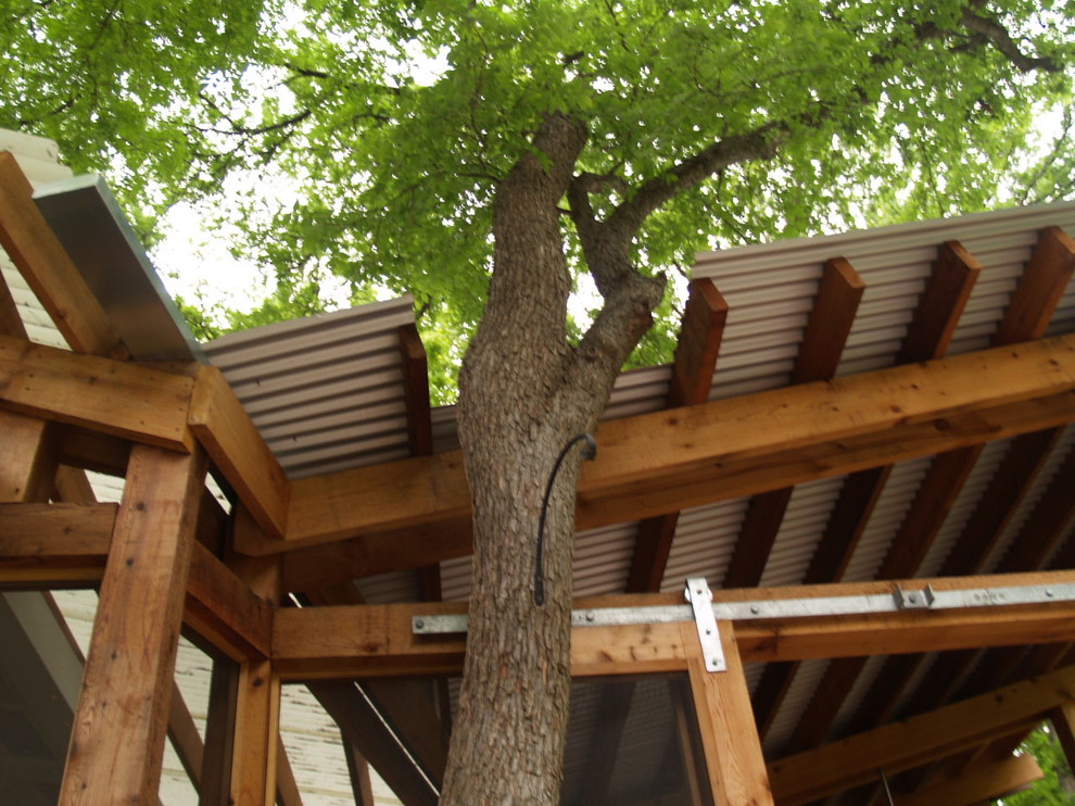 This is an example of a medium sized contemporary back screened veranda in Dallas with decking.